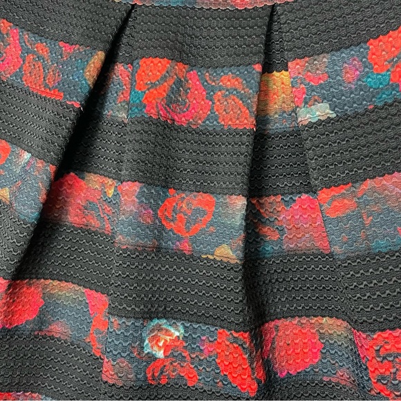 ❓ GUESS floral print striped pleated coquette stretchy structured skirt medium ❓ - Picture 4 of 9